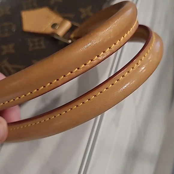 SOLD - Authentic Louis Vuitton - Picture 3 of 11